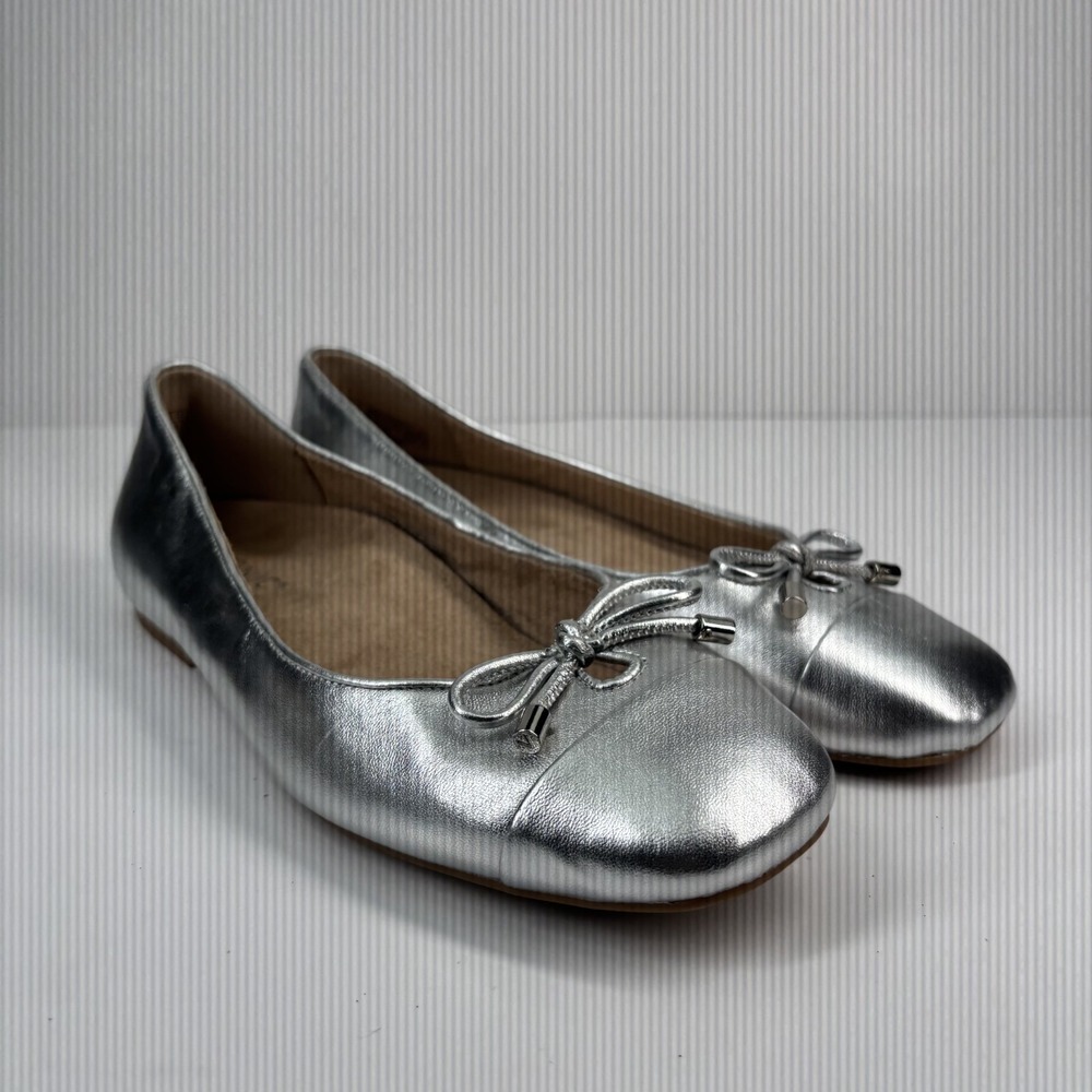 Vionic Silver Flats with Bow Detail 8.5 wide - Picture 13 of 16